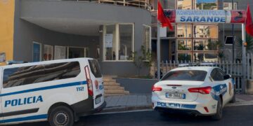 Grabiti dhe dhunoi shitësen e një dyqani, shpallet në kërkim 48-vjeçari në Sarandë