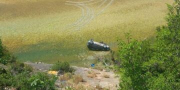 E reja në Vlorë humb kontrollin e mjetit, përfundon në lumë bashkë me dy fëmijët