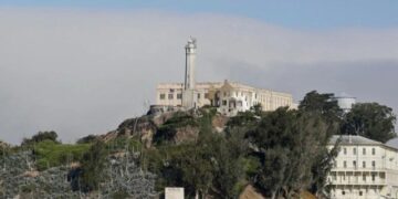 Donald Trump rihap burgun e Alcatrazit