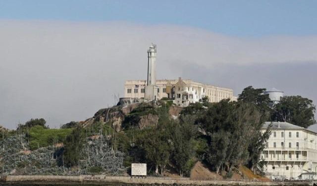 Donald Trump rihap burgun e Alcatrazit