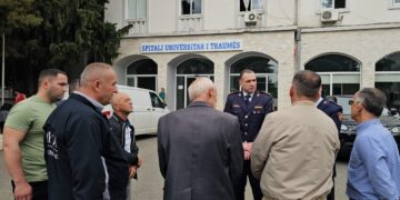 U aksidentua gjatë detyrës/ Ilir Proda, Drejtori i Policisë viziton familjarët e efektivit…