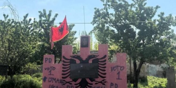 Dibër/ Monumenti i Skënderbeut përdhoset me simbole të PD në Ditën e Shëngjergjit