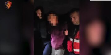 Rrahu gruan e fëmijët dhe qëlloi me kallash drejt policisë, arrestohet 45-vjeçari