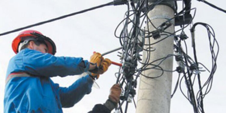 Mirditë, humb jetën elektricisti, plagosen dy të tjerë