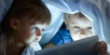 Fajtor teknologjia/ Lushej: Fëmijët përballë ekraneve, rrezik për të folurin dhe sjelljen