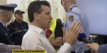 Përplasje në KZAZ 40, policia tenton të nxjerrë me forcë vëzhguesit e partisë “Mundësia”