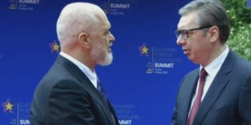 Mbërrin presidenti serb Vuçiç, takim i “akullt” me kryeministrin Rama