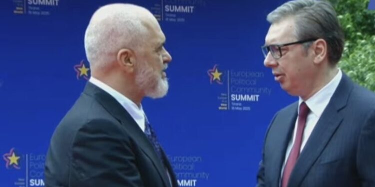 Mbërrin presidenti serb Vuçiç, takim i “akullt” me kryeministrin Rama