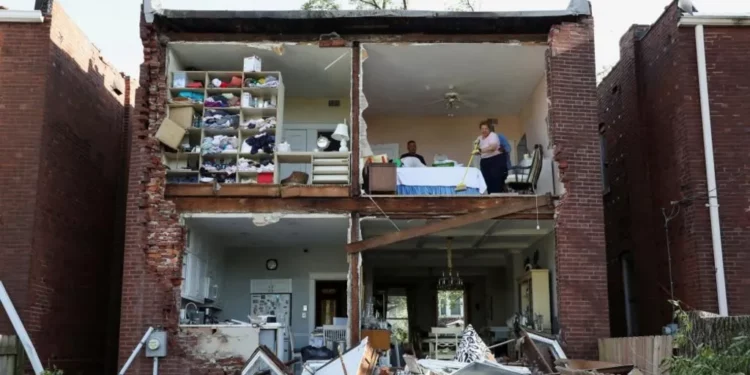 Tornadot godasin dy shtete të SHBA-së, të paktën 16 të vdekur