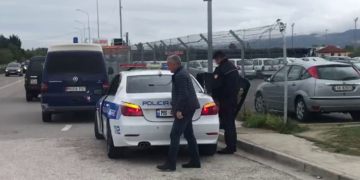 Bie nga kati i tretë i hotelit në Rinas, 2-vjeçari holandez dërgohet në spital