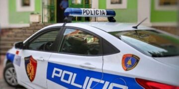 Babai me dy djemtë dhunojnë me send të fortë metalik një 26-vjeçar, shpallen në kërkim