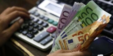 ‘Shtrëngim’ për zyrat e këmbimit valutor, nuk do lejohen veprime cash mbi 1 mln lekë