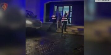 Shisnin lëndë të paligjshme në Korçë, arrestohen dy të rinjtë