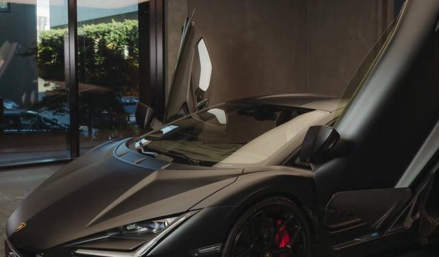 Don Xhoni blen “Lamborghini Revuelto”