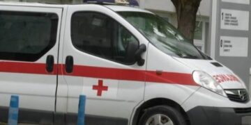 E rëndë në Kosovë/ Pacienti hidhet nga kati i tretë i spitalit, ndërron jetë në vend