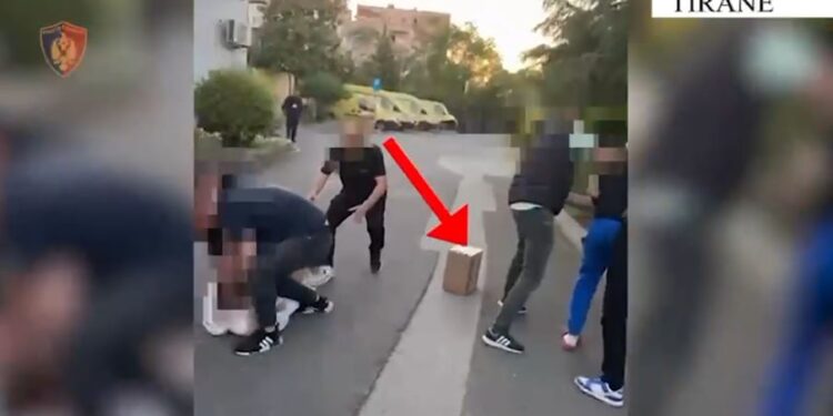 Kanabis me postë nga SHBA, arrestohen 2 të rinj në Tiranë