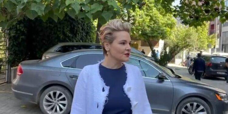 Monika Kryemadhi paraqitet në GJKKO, batuta me gazetarët