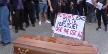 “Ose ne, ose ju!”/ Protesta e Hotolishtit, banorët sjellin me vete një arkivol: Jemi gati të përgjigjemi…
