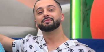 Gjesti paralajmëron me një postim intrigues, për kë është ky mesazh?