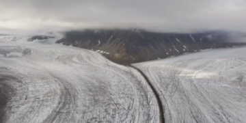 Akulli i Groenlandës shkrihet 17 herë më shpejt mes valës rekord të të nxehtit