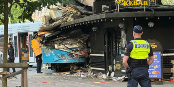 Suedi/ Tramvaji del nga shinat dhe përpl*set me një piceri