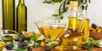 Pse nuk duhet ta ruajmë vajin e ullirit në raftet nën lavaman?