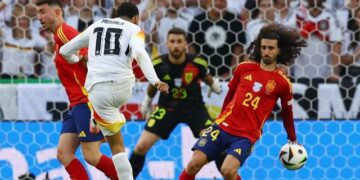 Topi me dorë “ndjek” Kukureen – fishkëllima në Shtutgart