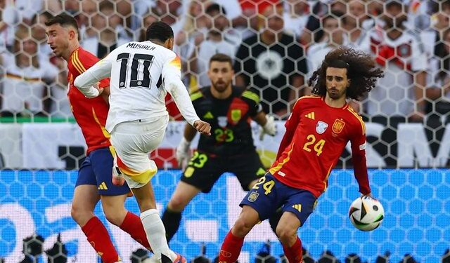 Topi me dorë “ndjek” Kukureen – fishkëllima në Shtutgart