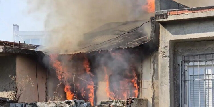 Zjarri përfshin një banesë pranë zonës historike në Vlorë