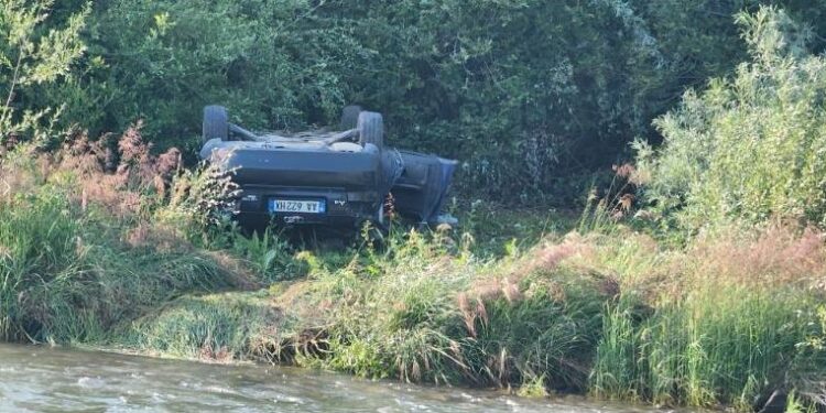 Aksident i rëndë në Rrugën e Arbrit: Makina përfundon në kanal