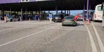 Pushues dhe tifozë të kombëtares, fluks i madh kalimesh në pikën kufitare të Morinës