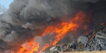 Zjarr masiv në fushën e mbetjeve në Vlorë