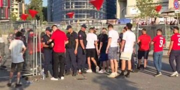 Nën masa të rrepta sigurie, tifozët shqiptarë fillojnë të “mbushin” stadiumin për ndeshjen me Serbinë