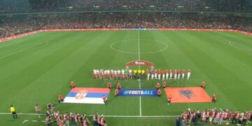 Tifozët hedhin gota, ndërpritet përkohësisht ndeshja