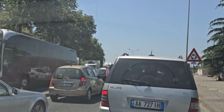 Shkodra “në bllokim”, hyrja e qytetit paralizohet nga trafiku