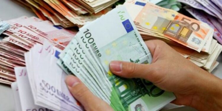Euro s’është më mbretëresha e tregut, leku po merr hak