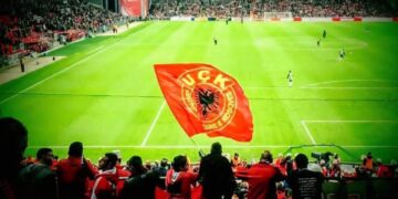 Tifozat “Kuq e Zi”: Ndalimi i simboleve kombëtare në stadium është shkelje e identitetit tonë