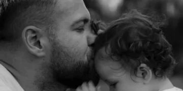 Luiz Ejlli emocionon ndjekësit me dedikimin për vajzën: Çdo rrahje ka kuptim që kur erdhi ajo