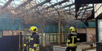 Përfshihet nga flakët një qendër tregtare, digjet tarraca e objektit