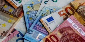 BSH e ringriti përkohësisht Euron, por afrimi i fundjavës e zbret në minimum të ri historik