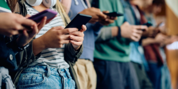 Nga shtatori, ky vend do të ndalojë përdorimin e telefonëve në shkolla