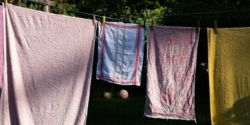 Shmangni tharjen e peshqirëve në diell, ja si ta ruani butësinë e tyre