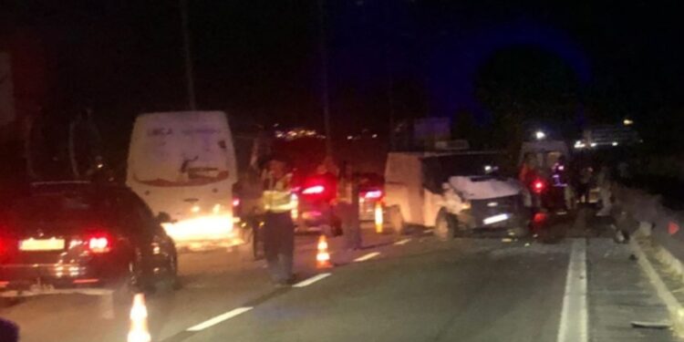 Aksident në autostradën Kavajë-Durrës, furgoni përplaset me një C-Class