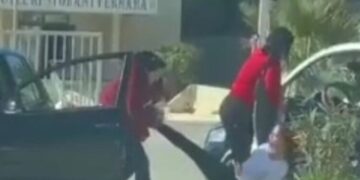 Kapen prej flokësh vajzat në Tiranë, ndërhyjnë që t’i ndajnë…