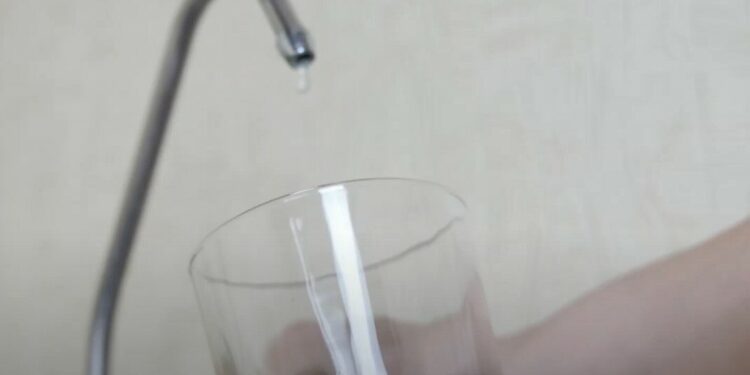 Vlora pa ujë të pijshëm, banorët revoltohen: Vjen me pikatore e i ndotur