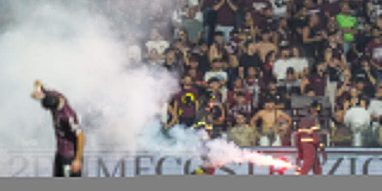 Kaosi i tifozëve dhe ndërprerja, merret vendimi për ndeshjen në Itali