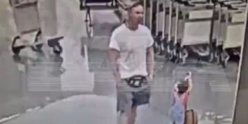 VIDEO/ Çnjerëzore në Rusi – bjellorusi 31-vjeçar përplas fëmijën iranian që i shpëtoi bombardimeve