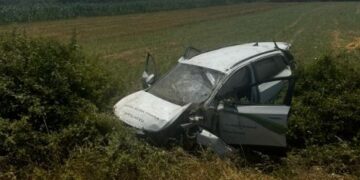 Aksident në autostradën Fier-Vlorë, taksia me turistët britanikë del nga rruga