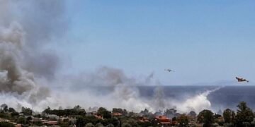 Greqia përballet me zjarre, lëshohen urdhra për evakuim në katër vendbanime