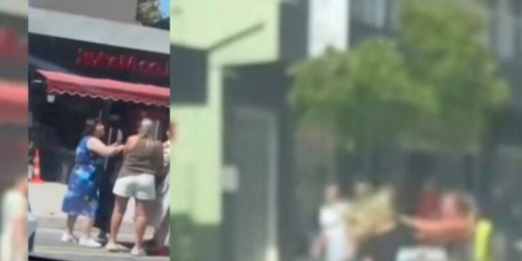“Parkoje ti, jo unë”, vajzat kapen për flokësh për një vend parkimi